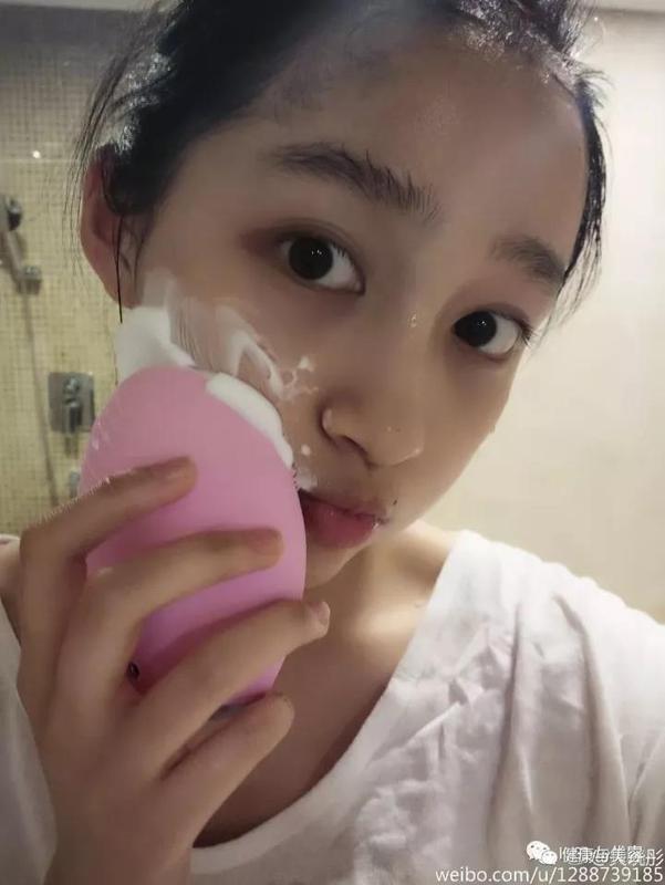 好了,不哭,不能当鹿晗的女朋友总能偷师关晓彤的护肤秘笈! 好了,不哭,不能当鹿晗的女朋友总能偷师关晓彤的护肤秘笈!